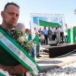 Un asistente al acto de conmemoración del fusilamiento de Blas Infante, celebrado en Sevilla