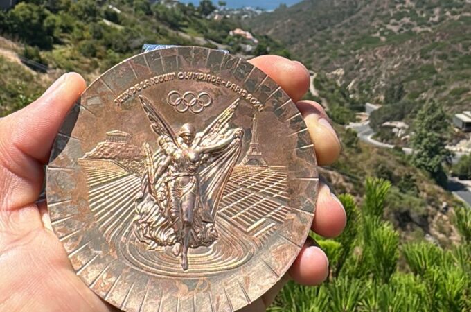 Un atleta estadounidense muestra el deterioro de las medallas de los Juegos Olímpicos: '"parece que la medalla ha ido a la guerra y ha vuelto"