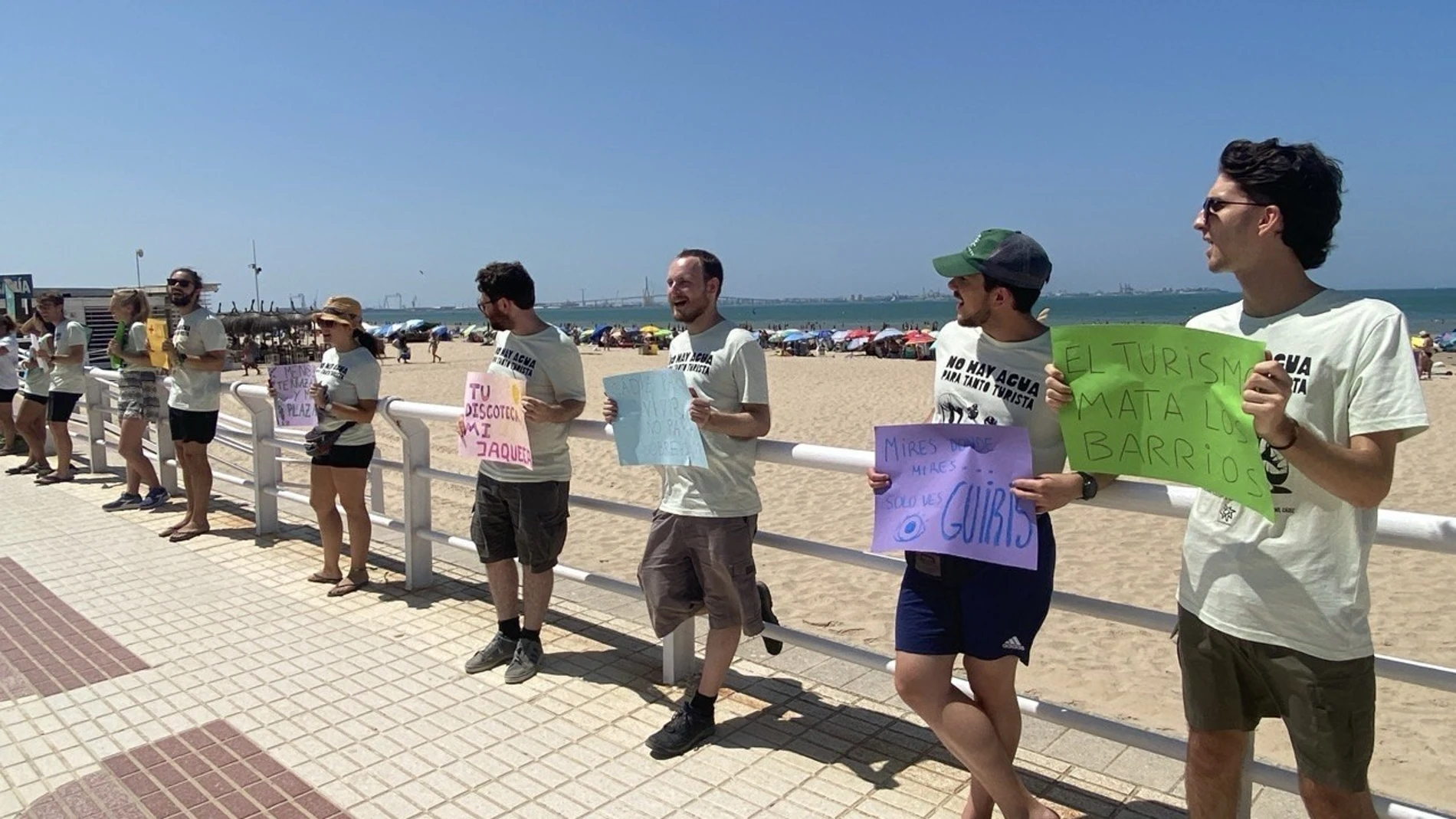 Protesta en la playa de Valdelagrana (Cádiz)