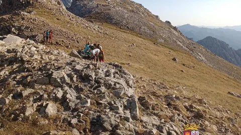 Momento del rescate de un joven scout en Posada de Valdeón