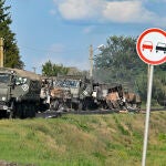 Una columna de vehículos militares rusos dañados en la operación ucraniana