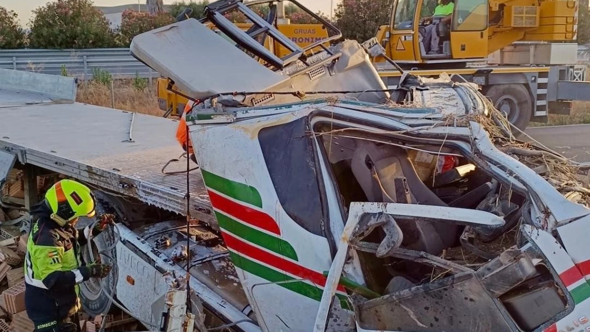 Camión accidentado en Antequera (Málaga)