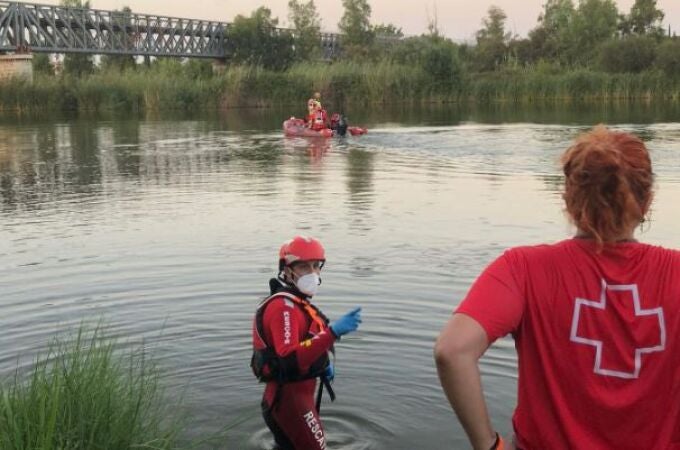 Efectivos de Cruz Roja recuperan el cadáver del río Guadiana Cruz Roja.