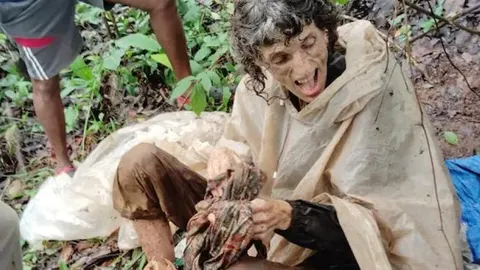La cadena india NDTV muestra a la mujer encadenada en el bosque. (NDTV)