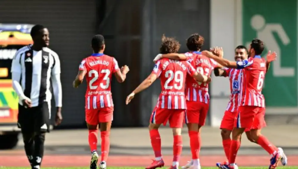 Los jugadores del Atlético felicitan a Joao Félix por su gol
