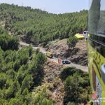 Momento del rescate a un padre y su hija que se despeñaron con un quad por un terraplén en El Arenal (Ávila)