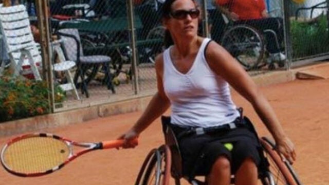 Barbara Vidal jugando un partido de tenis