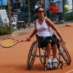 Barbara Vidal jugando un partido de tenis
