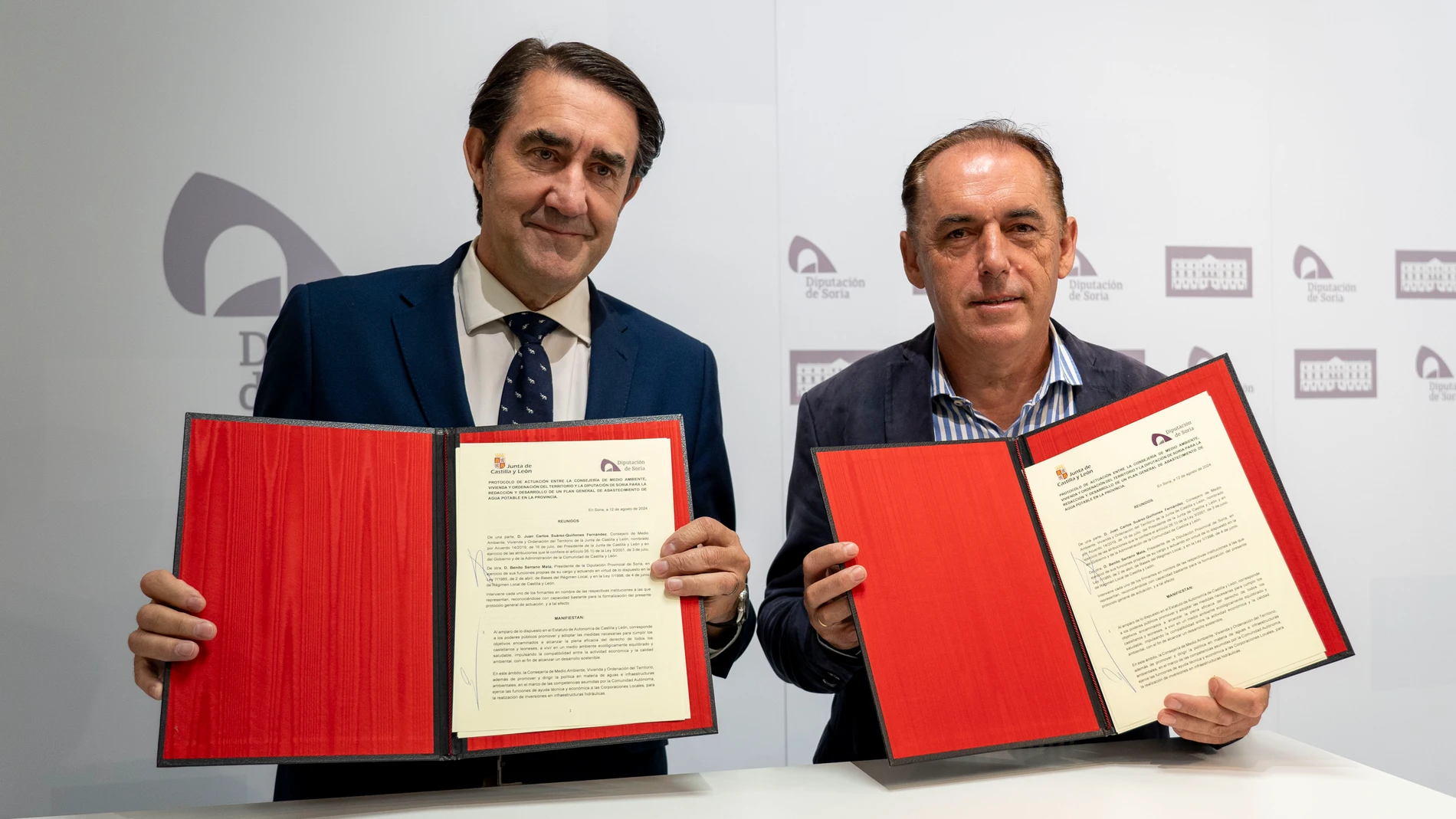 El consejero Suárez-Quiñones firma el protocolo con Benito Serrano, presidente de la institución provincial