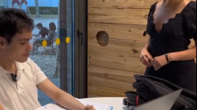 La concejal de Juventud, Carolina del Bosque, conversa con un joven que está estudiando
