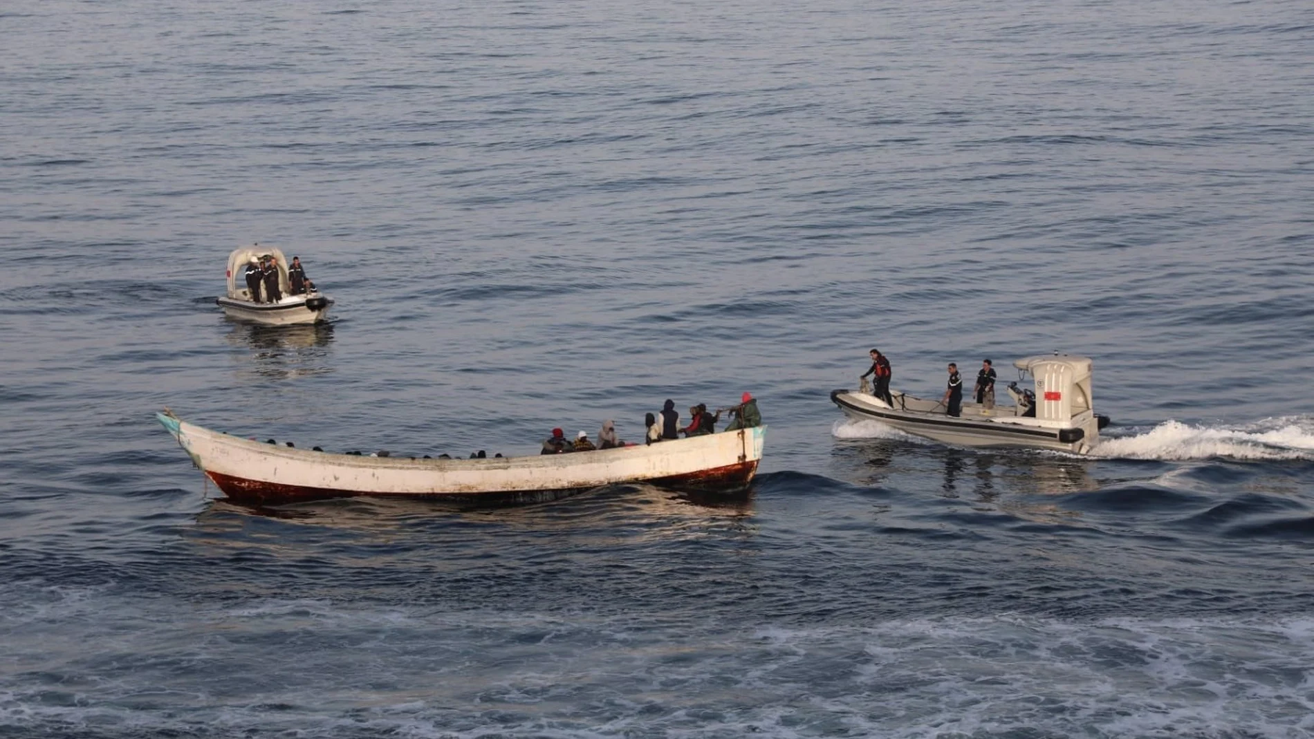 Marruecos recupera los cuerpos sin vida de dos migrantes y rescata a 66 que se dirigían a las Islas Canarias