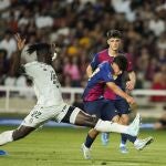 Pau Víctor dispara durante el partido entre el Barcelona y el Mónaco