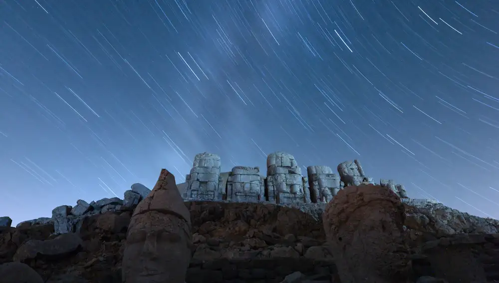 Lluvia de meteoros de las Perseidas sobre la tumba-santuario del monte Nemrut