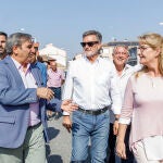 El consejero Sanz Merino conversa con Francisco Vázquez durante su visita el consejero, José Luis Sanz Merino, durante su visita a uno de los tramos que se verán afectados en la SG-205 a su paso por la localidad segoviana de Cantalejo