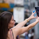 Joven interactuando con su teléfono móvil