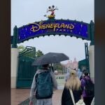 ¿Cómo es trabajar en Disneyland Paris? Una española comparte su día a día en TikTok y resuelve la duda