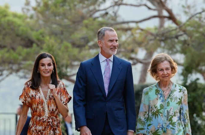 Los reyes Felipe y Letizia (i) y la reina Sofía (d) durante la recepción con representantes de la sociedad balear que se celebra este lunes en el Palacio de Marivent, en Palma de Mallorca. 