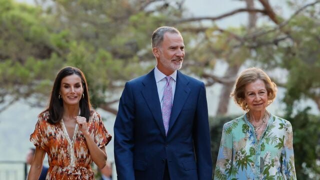 Los reyes Felipe y Letizia (i) y la reina Sofía (d) durante la recepción con representantes de la sociedad balear que se celebra este lunes en el Palacio de Marivent, en Palma de Mallorca. 