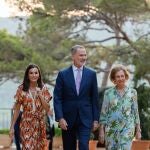 Los reyes Felipe y Letizia (i) y la reina Sofía (d) durante la recepción con representantes de la sociedad balear que se celebra este lunes en el Palacio de Marivent, en Palma de Mallorca. 