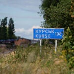 Un señal en la región ucraniana de Sumy indica "108 kilómetros a Kursk" (Rusia)