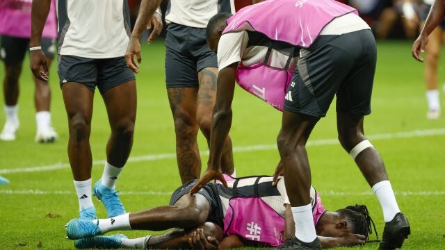 Camavinga se duele de la rodilla izquierda en el entrenamiento del Real Madrid