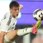 Arda Güler, controla un balón durante el Clásico de pretemporada ante el Barcelona