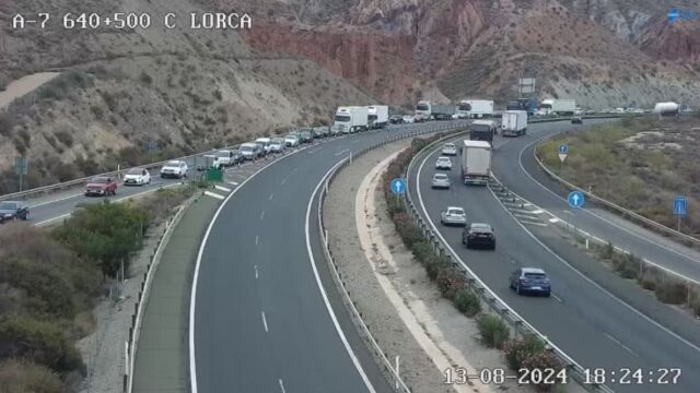 Cortan el tráfico en la A-7, a la altura de Lorca, tras la caída de un cargamento de naranjas