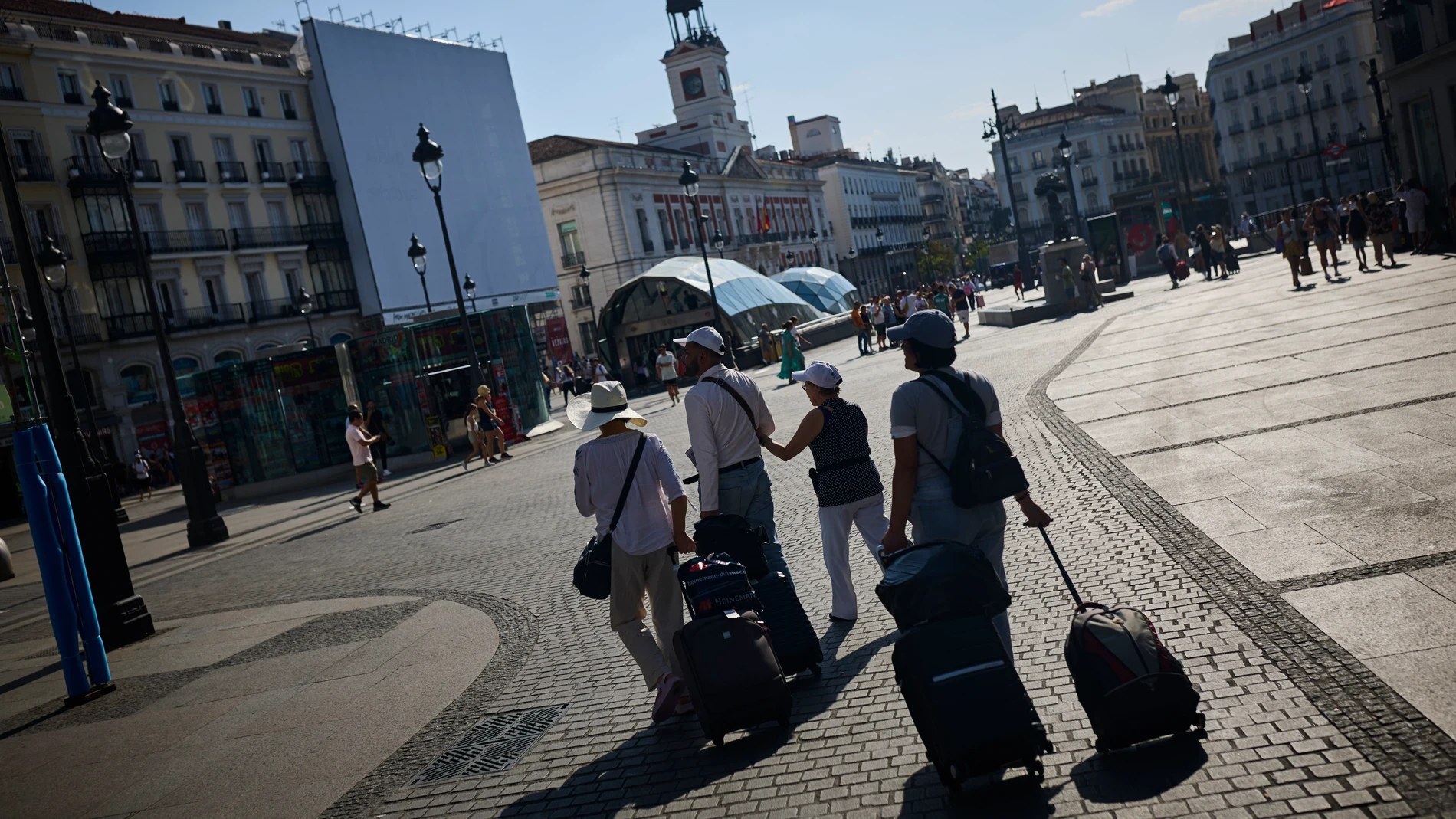 Turistas en plena ola de calor en agosto en la ciudad de Madrid. Terrazas en el centro de Madrid. Una nueva regulación de las terrazas va a controlar prohibiendo la publicidad de bebidas alcohólicas en toldos y terrazas de bares y restaurantes. © Alberto R. Roldán / Diario La Razón. 08 08 2024