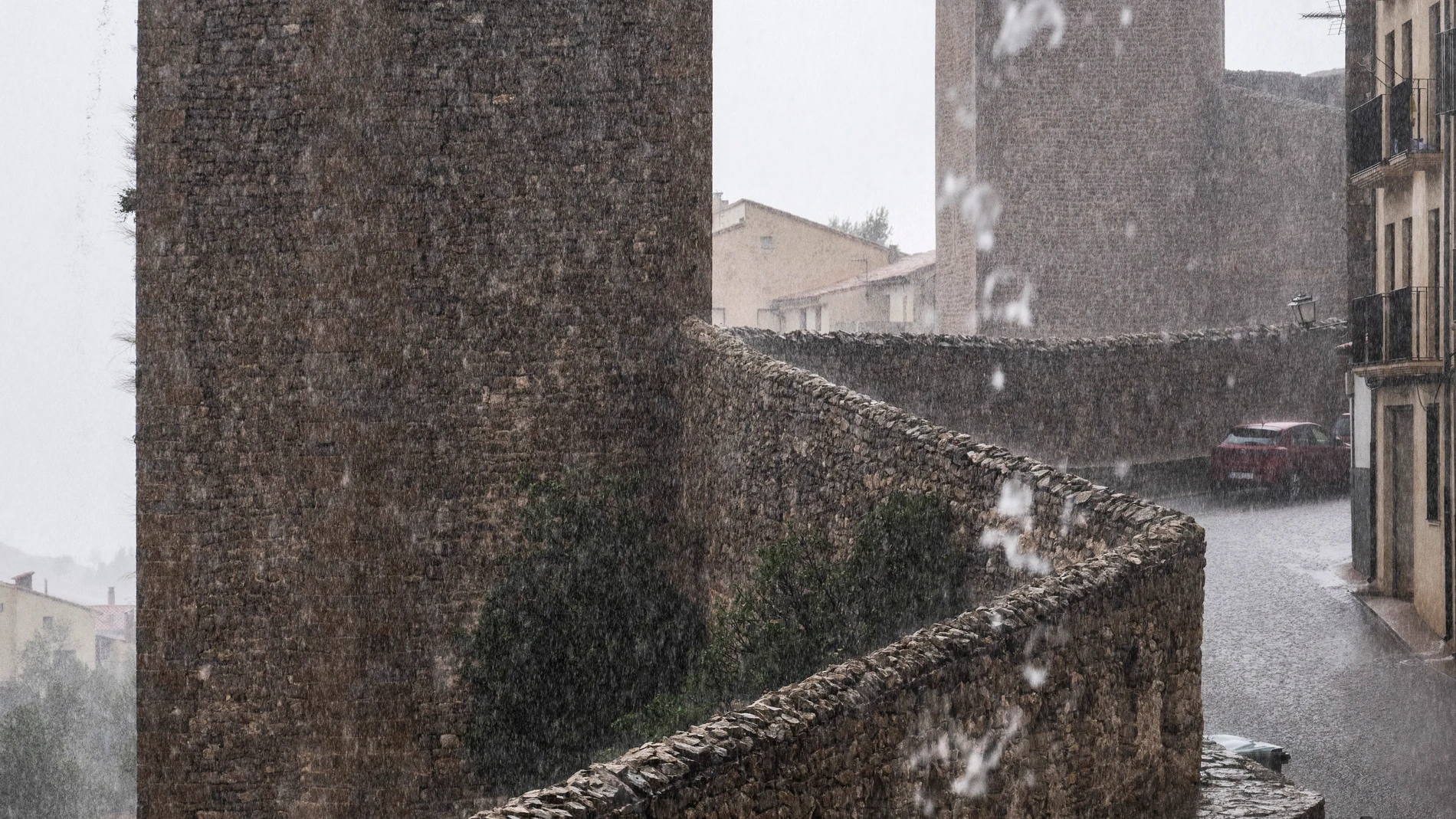 GRAFCVA2276. MORELLA (CASTELLÓN), 13/08/2024.- Un fuerte aguacero ha descargado la tarde de este martes sobre la localidad castellonense de Morella. La Agencia Estatal de Meteorología (Aemet) ha establecido para este martes el aviso nivel amarillo, que posteriormente ha elevado a naranja, en el interior de la provincia de Castellón por tormentas que podrían acumular 20 litros por metro cuadrado en una hora e ir acompañadas de probable granizo y rachas muy fuertes de viento. EFE/Andreu Esteban