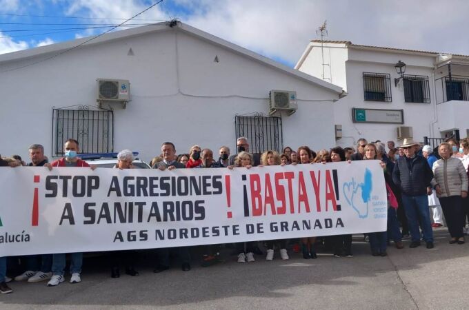 Concentración contra una agresión en el centro de salud de Benalúa