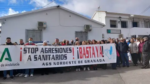 Concentración contra una agresión en el centro de salud de Benalúa