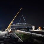 La Generalitat instala la pasarela ciclopeatonal sobre la V-21 en la Pobla de Farnals