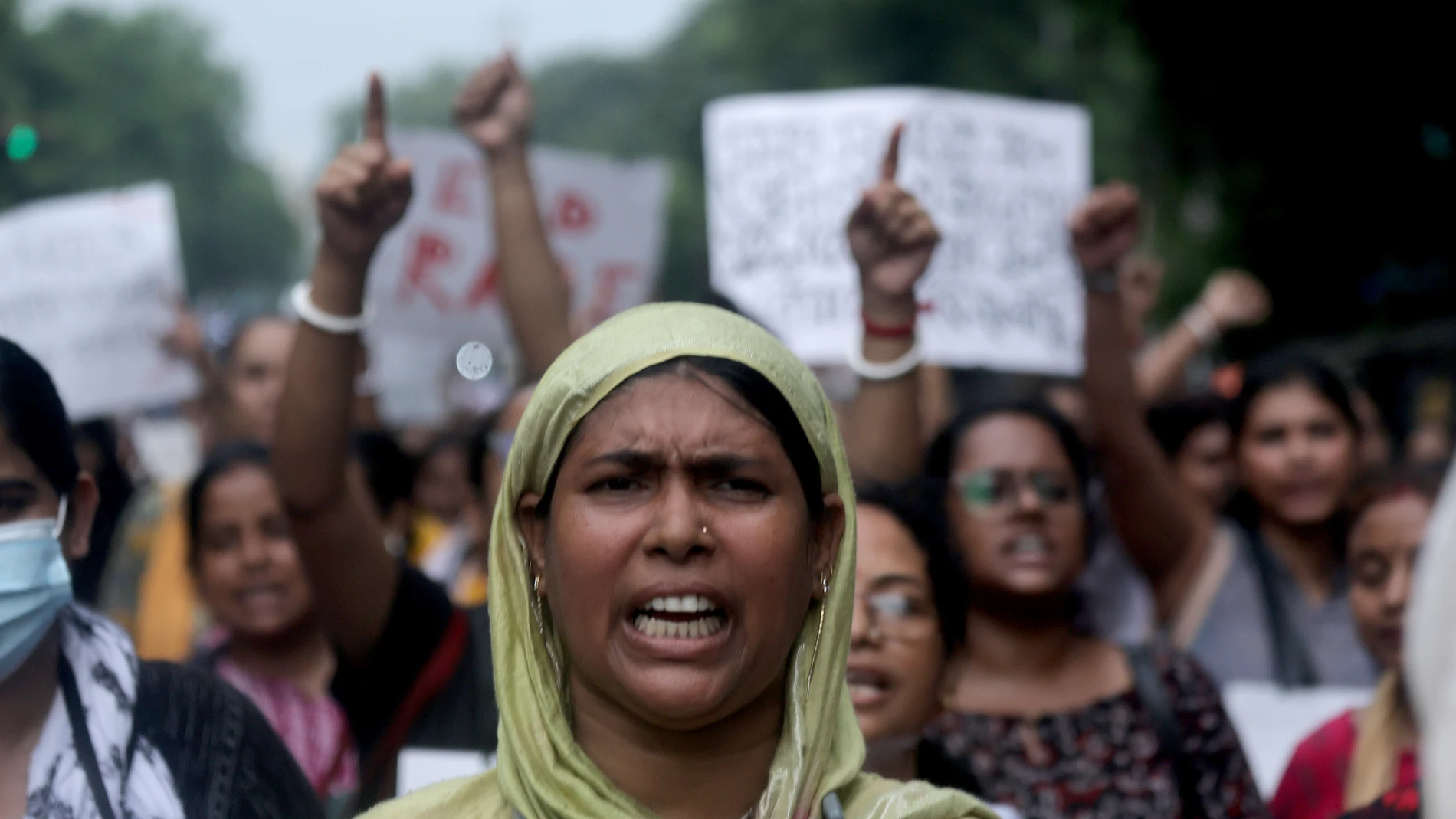Kolkata (India), 13/08/2024.- People march during a protest against an alleged rape and murder incident, near RG Kar medical college in Kolkata, India 13 August 2024. Kolkata High Court on 13 August ruled that probe into rape and murder of a doctor during her working hour in RG Kar medical college must be transferred to the Central Bureau of Investigation (CBI). A postgraduate student was found dead at a seminar hall of the hospital on 09 August, sparking state-wide protest protests and strik...