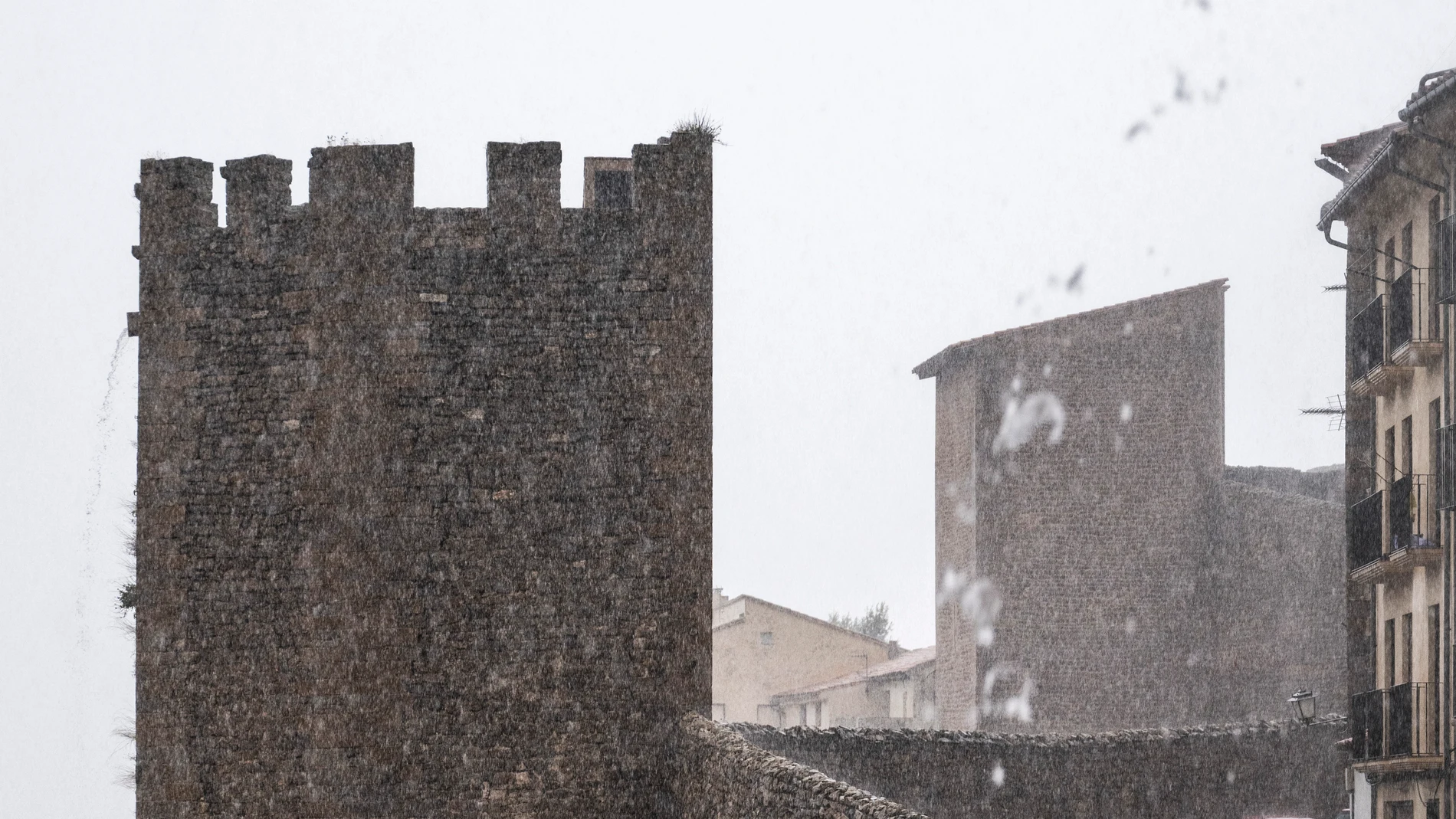 Un fuerte aguacero ha descargado la tarde de este martes sobre la localidad castellonense de Morella.