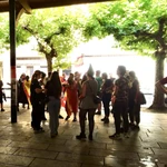 Imágenes del "Día del inútil" donde los jóvenes abertzales se disfrazaron de militares, monjas o aficionados de la selección española.