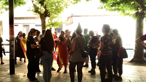 Imágenes del "Día del inútil" donde los jóvenes abertzales se disfrazaron de militares, monjas o aficionados de la selección española.