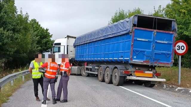 Un camionero vallisoletano la lía parda en la A-1 en Navarra, donde hace la tijera, septuplica tasa de alcohol e invita a la policía foral a una cerveza