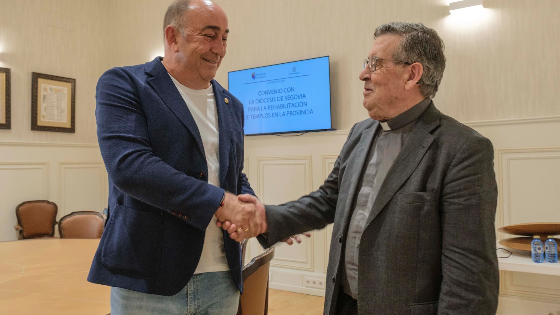 Firma del convenio entre Miguel Ángel de Vicente y el vicario general de la Diócesis, Ángel Galindo