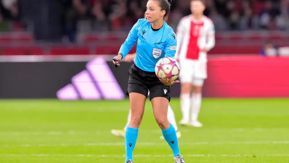 Fútbol.- Marta Huerta de Aza entrará este domingo en la historia del arbitraje dirigiendo el Burgos-Cartagena