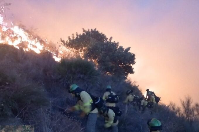 Madrugada complicada en Almuñécar en la lucha contra el incendio