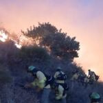 Madrugada complicada en Almuñécar en la lucha contra el incendio