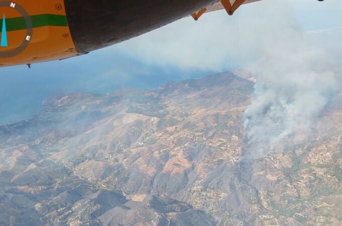 Granada.- Incendios.- Refuerzan medios para que el fuego de Almuñécar no alcance terrenos protegidos en término de Nerja