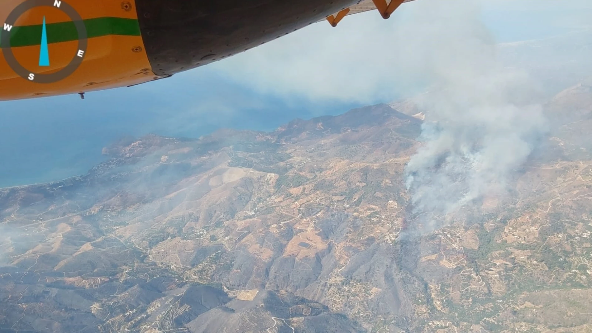 Refuerzan medios para que el fuego de Almuñécar no alcance terrenos protegidos en término de Nerja