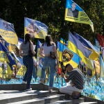 Ciudadanos sostienen banderas ucranianas en un homenaje en Kyiv a los soldados caídos