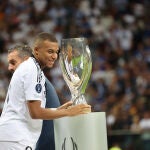 Mbappé, con la Supercopa de Europa