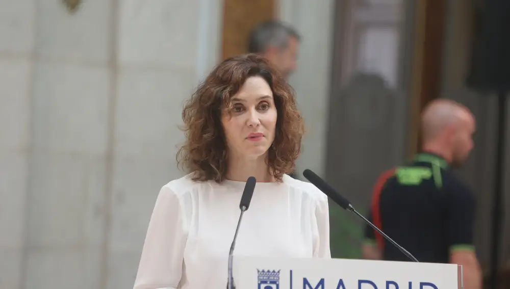 Ayuso y Almeida participan en la entrega de las Palomas de Bronce-Bomberos de Madrid