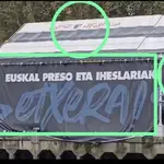 Imagen de una de las casetas donde se aprecian logos que reclaman la amnistía de los presos etarras.