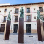 Las figuras de los principales miembros de esta familia presidente el patio de la antigua Universidad