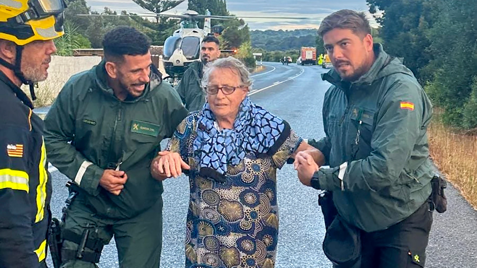 GRAF9585. MENORCA, 15/08/2024.- La Guardia Civil rescata a una señora en Menorca tras la intensa tormenta. El Sistema de Emergencias de las Islas Baleares 112 ha gestionado este jueves, hasta las 18 horas, 131 incidencias, sobre todo en los municipios de Es Mercadal y Alaior, en Menorca. La Guardia Civil rescata a una señora en Menorca tras la intensa tormenta. EFE/Guardia Civil -SOLO USO EDITORIAL/SOLO DISPONIBLE PARA ILUSTRAR LA NOTICIA QUE ACOMPAÑA (CRÉDITO OBLIGATORIO)-