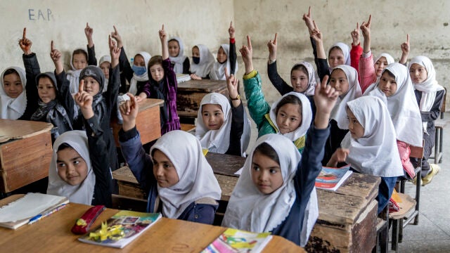 Una clase de niñas antes de la llegada de los talibanes